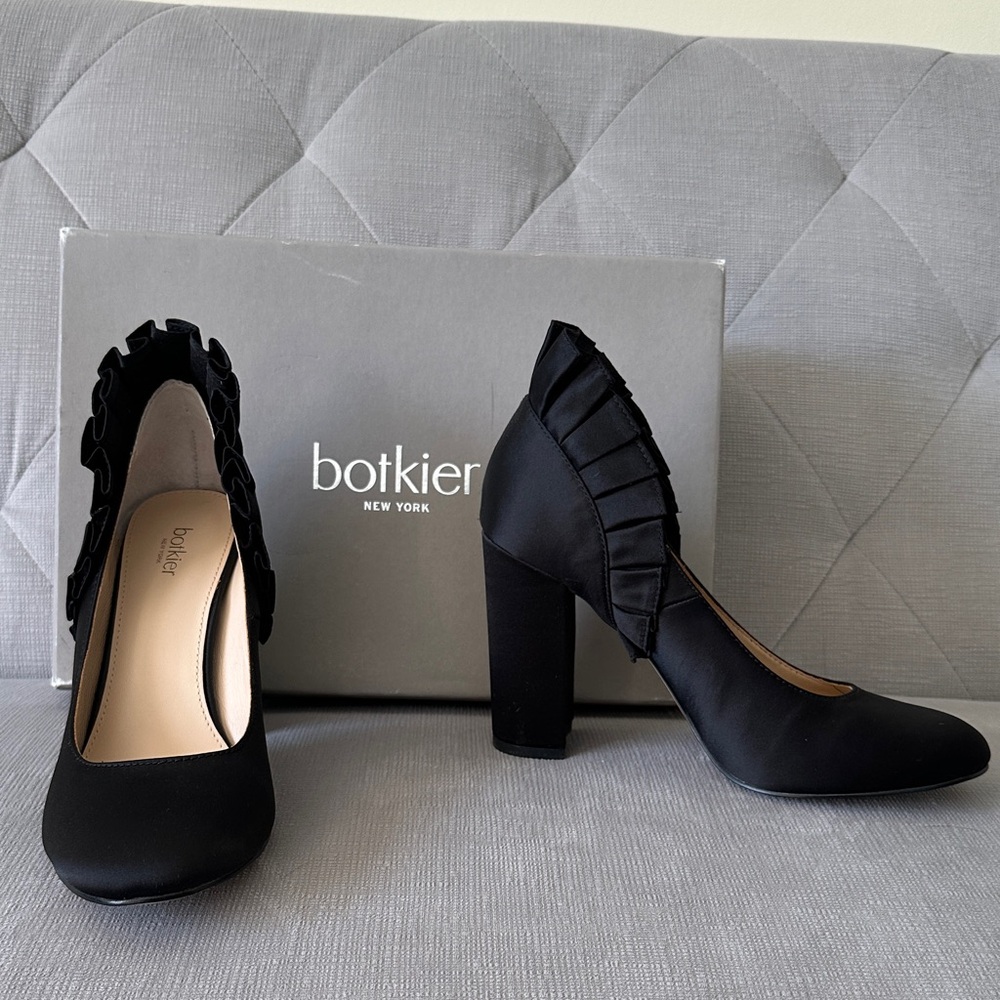 Botkier Vienna Elegant Black Ruffle Heels NWT 7.5 never worn